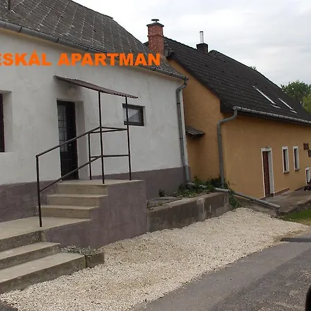 Varoskut Apartman Lesencetomaj