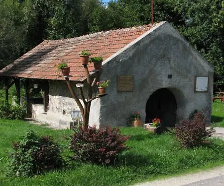 Varoskut Apartman Lesencetomaj